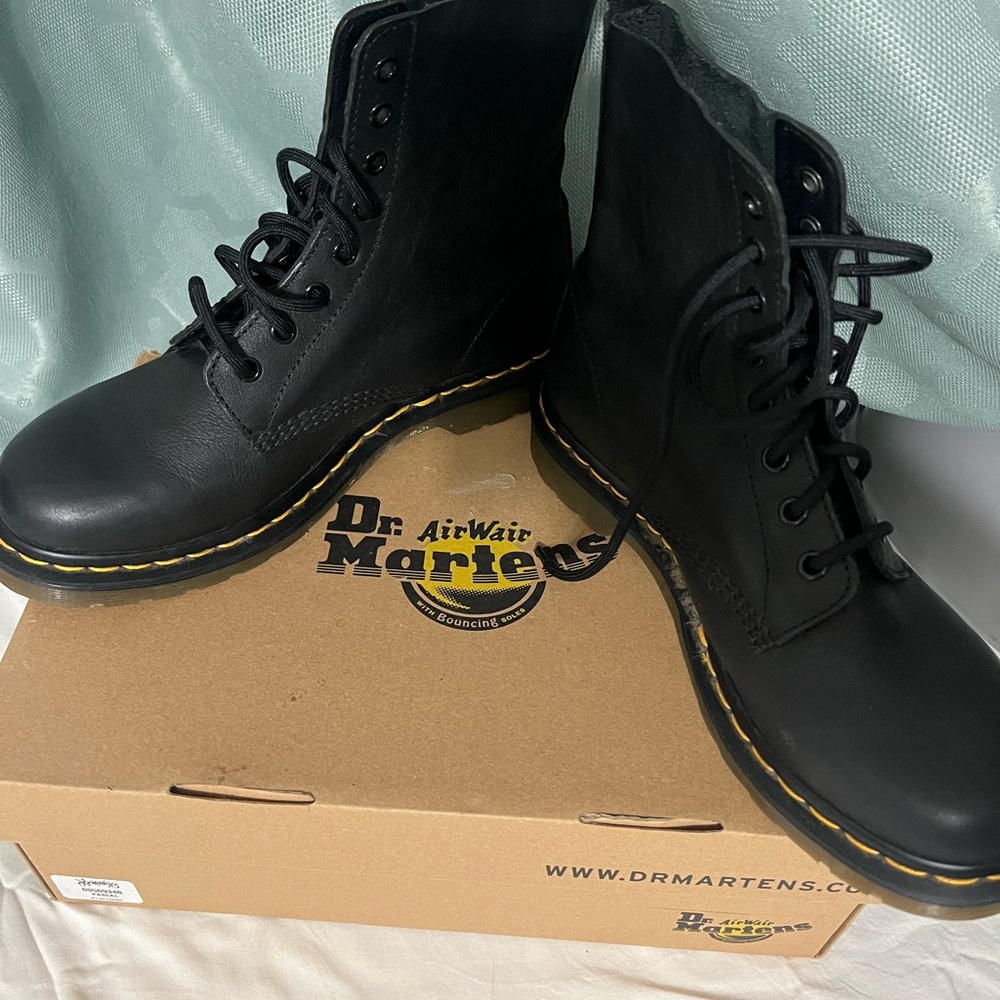 Dr Martens women